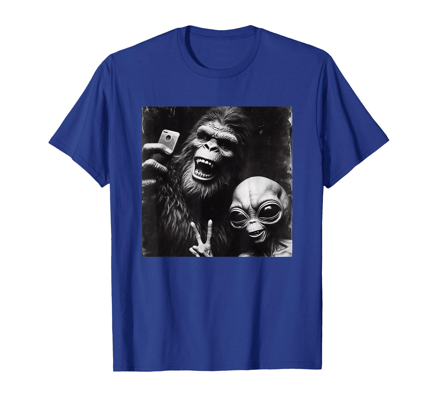 Retro Selfie Alien Bigfoot Funny Novelty Bigfoot Alien T-Shirt