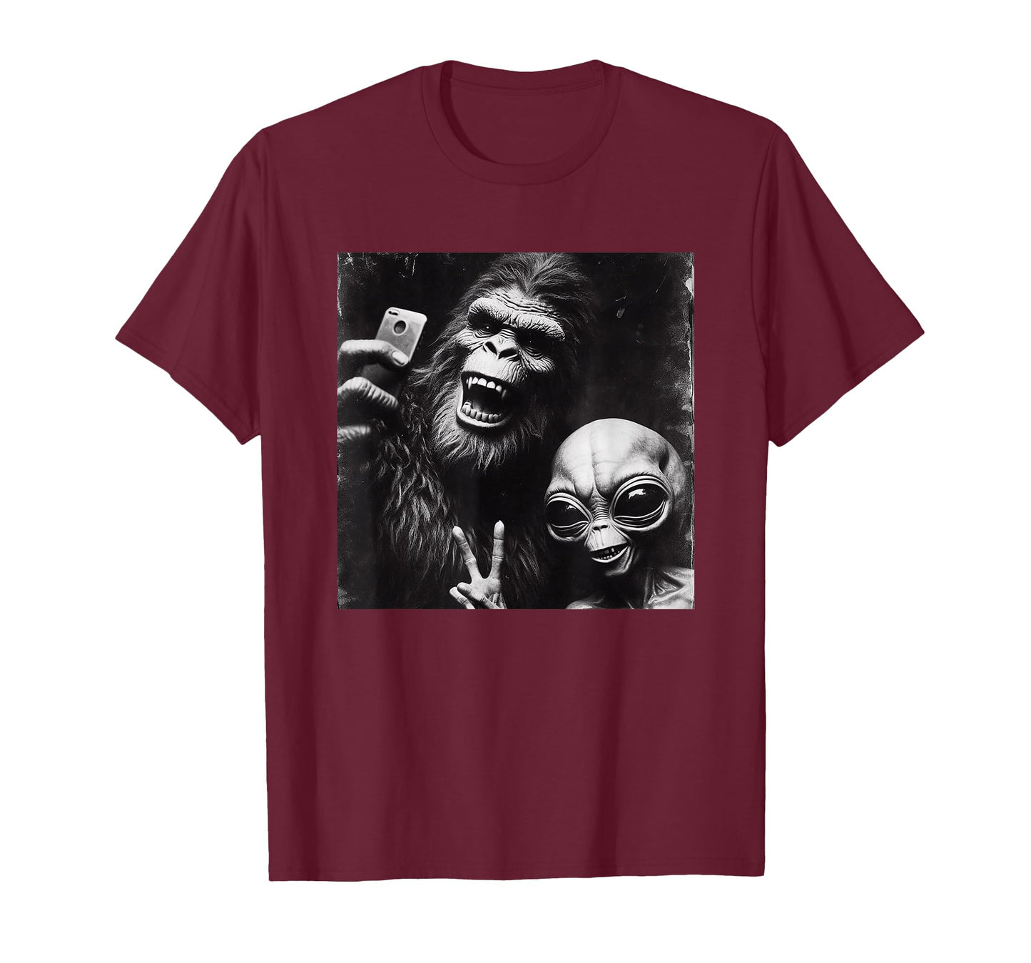 Retro Selfie Alien Bigfoot Funny Novelty Bigfoot Alien T-Shirt