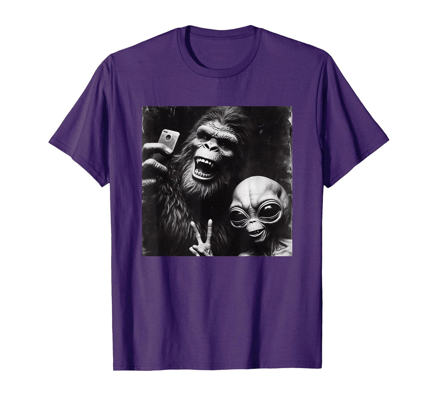 Retro Selfie Alien Bigfoot Funny Novelty Bigfoot Alien T-Shirt