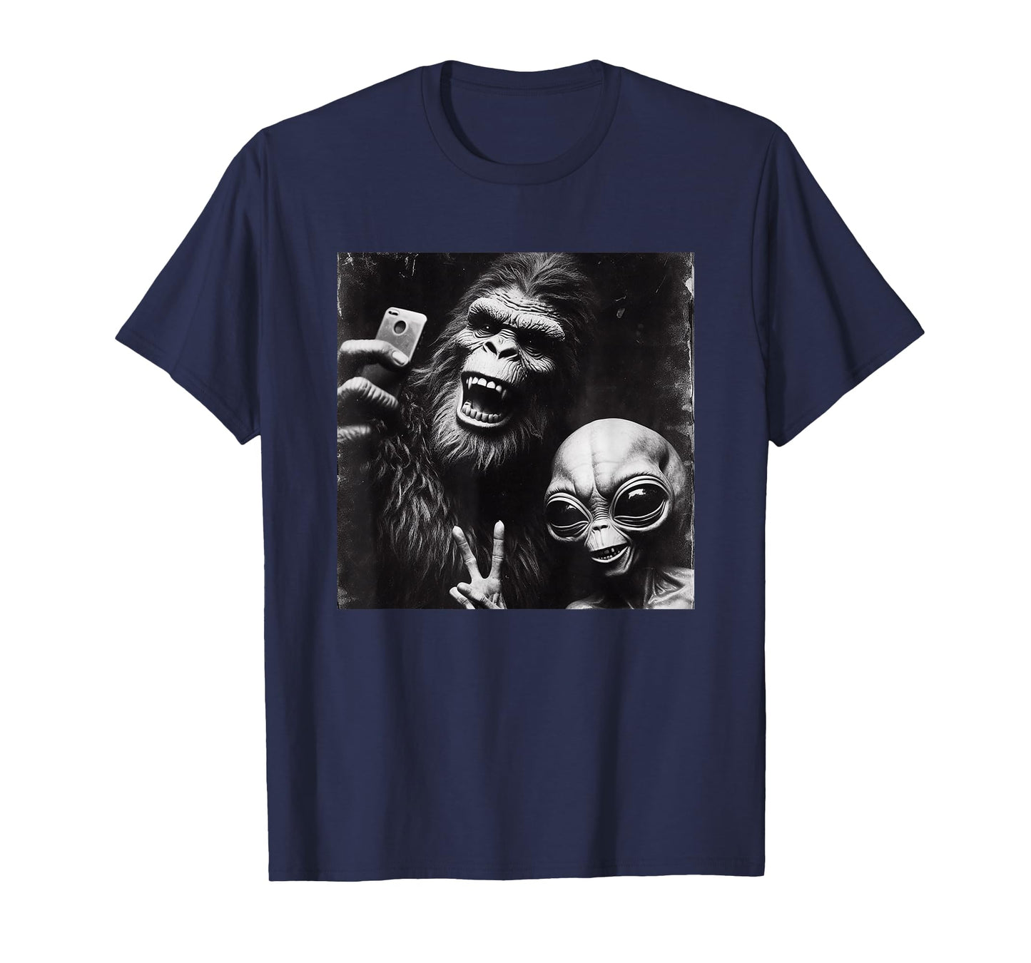 Retro Selfie Alien Bigfoot Funny Novelty Bigfoot Alien T-Shirt