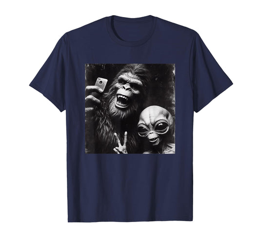 Retro Selfie Alien Bigfoot Funny Novelty Bigfoot Alien T-Shirt