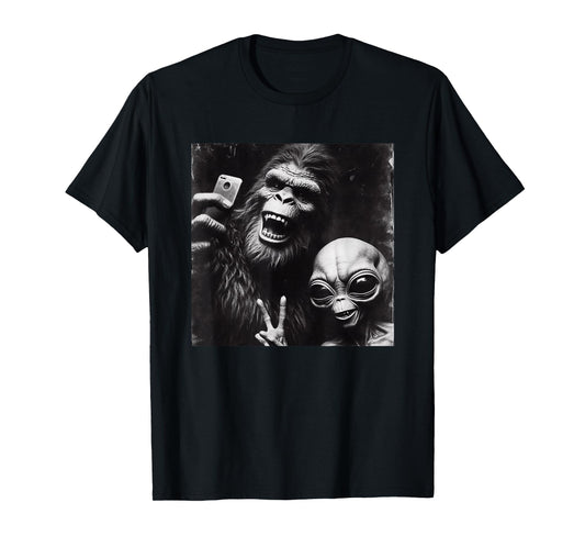 Retro Selfie Alien Bigfoot Funny Novelty Bigfoot Alien T-Shirt